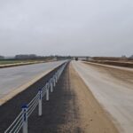 01 grudnia  km 598+200 nawierzchnia C35_45 powierzchniowe utrwalenie pasa rozdziału i montaż barier linowych widok w k