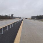 01 grudnia  km 599+700 nawierzchnia betonowa C35_45 powierzchniowe utrwalenie pasa rozdziału montaż barier linowych