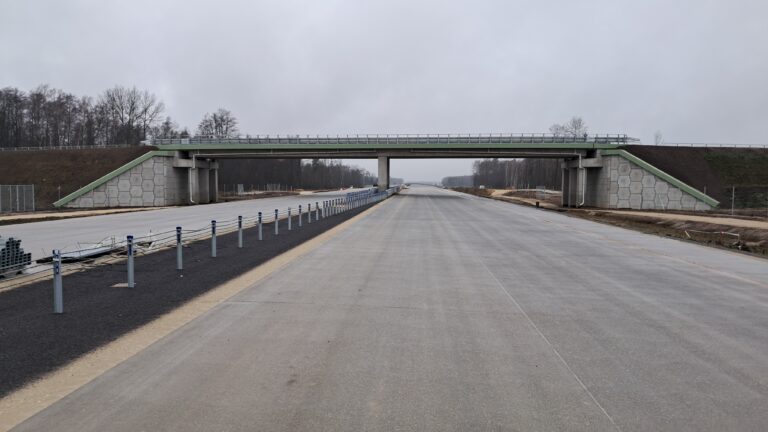 01 grudnia  km 600+600 nawierzchnia betonowa C35_45 i WD_68 powierzchniowe utrwalenie pasa rozdziału montaż barier lin