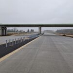 01 grudnia  km 603+600 nawierzchnia C35_45 i WD_70 powierzchniowe utrwalenie pasa rozdziału montaż barier linowych