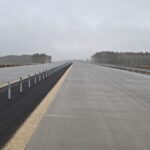 01 grudnia  km 605+300’ nawierzchnia betonowa C35_45 powierzchniowe utrwalenie pasa rozdziału montaż barier linowych