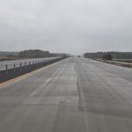 01 grudnia  km 608+950 nawierzchnia betonowa C35_45 powierzchniowe utrwalenie pasa rozdziału montaż barier linowych