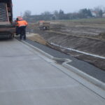 02.12.2025 581+600 powierzchniowe utrwalenie poboczy str. prawa
