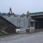 02.12.2025 585+950 PZGs-55 montaż i zasypka ściany oporowej str. północna