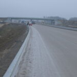 02.12.2025 589+000 montaż barier skrajnych str. lewa