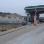 02.12.2025 589+900 PZGs-58 montaż i zasypka ściany oporowej str. północna