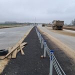 10 grudnia km 598+200 nawierzchnia C35_45 powierzchniowe utrwalenie pasa rozdziału i montaż barier linowych widok w ki