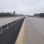 10 grudnia km 599+700 nawierzchnia betonowa C35_45 powierzchniowe utrwalenie pasa rozdziału montaż barier linowych