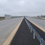 10 grudnia km 601+500’ nawierzchnia betonowa C35_45 powierzchniowe utrwalenie pasa rozdziału montaż barier linowych i