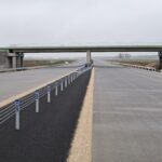 10 grudnia km 605+300 nawierzchnia betonowa C35_45 i WD_71 powierzchniowe utrwalenie pasa rozdziału i montaż barier li