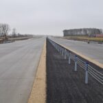 10 grudnia km 608+950’ nawierzchnia betonową C35_45 nad PP_69 powierzchniowe utrwalenie pasa rozdziału montaż barier l