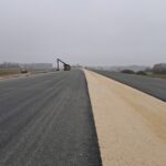 10 grudnia km 610+700 warstwa ścieralna SMA11 budowa poboczy i pasa rozdziału