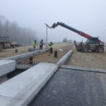 16.12.2025 580+320 PZDd-51 ustawianie krawężnika kamiennego