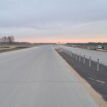 17 grudnia km 604+400’ nawierzchnia betonowa C35_45 powierzchniowe utrwalenie pasa rozdziału montaż barier linowych