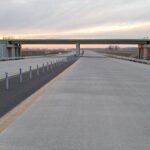 17 grudnia km 605+300 nawierzchnia betonowa C35_45 i WD_71 powierzchniowe utrwalenie pasa rozdziału i montaż barier li