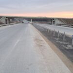 17 grudnia km 606+150’ nawierzchnia betonowa C35_45 i WD_72 powierzchniowe utrwalenie pasa rozdziału montaż barier lin