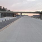 17 grudnia km 606+900 nawierzchnia betonowa C35_45 i WD_73C powierzchniowe utrwalenie pasa rozdziału montaż barier lin