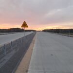 17 grudnia km 608+950 nawierzchnia betonowa C35_45 powierzchniowe utrwalenie pasa rozdziału montaż barier linowych i s