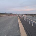 17 grudnia km 610+700’ warstwa ścieralna SMA11 budowa poboczy i pasa rozdziału widok w kierunku odcinka IX