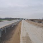 22 grudnia km 598+200 nawierzchnia C35_45 powierzchniowe utrwalenie pasa rozdziału i montaż barier linowych widok w ki