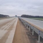 22 grudnia km 598+200’ nawierzchnia betonową C35_45 montaż barier linowych i stalowych częściowe oznakowanie poziome j