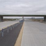 22 grudnia km 605+300 nawierzchnia betonowa C35_45 i WD_71 powierzchniowe utrwalenie pasa rozdziału i montaż barier li