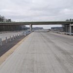 22 grudnia km 606+900 nawierzchnia betonowa C35_45 i WD_73C powierzchniowe utrwalenie pasa rozdziału montaż barier lin