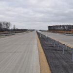 22 grudnia km 608+950’ nawierzchnia betonową C35_45 nad PP_69 powierzchniowe utrwalenie pasa rozdziału montaż barier l