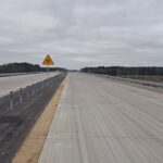 22 grudnia km 608+950 nawierzchnia betonowa C35_45 powierzchniowe utrwalenie pasa rozdziału montaż barier linowych i s