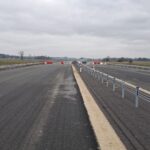 22 grudnia km 610+700’ warstwa ścieralna SMA11 budowa poboczy i pasa rozdziału widok w kierunku odcinka IX