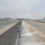 29 grudnia km 598+200 nawierzchnia C35_45 powierzchniowe utrwalenie pasa rozdziału i montaż barier linowych widok w ki