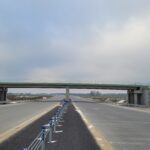 29 grudnia km 605+300 nawierzchnia betonowa C35_45 i WD_71 powierzchniowe utrwalenie pasa rozdziału i montaż barier li