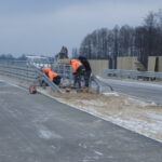 29.12.2025 589+900 PZDs-56A w trakcie uzupełniania kostki brukowej