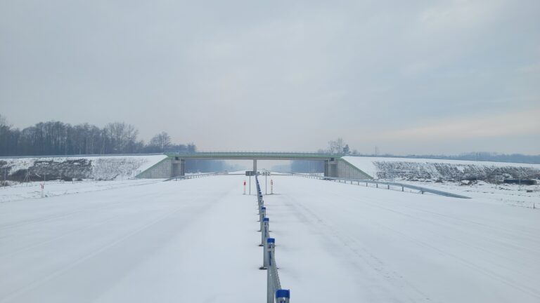 07 stycznia km 600+600 nawierzchnia betonowa C35_45 i WD_68 powierzchniowe utrwalenie pasa rozdziału montaż barier lino