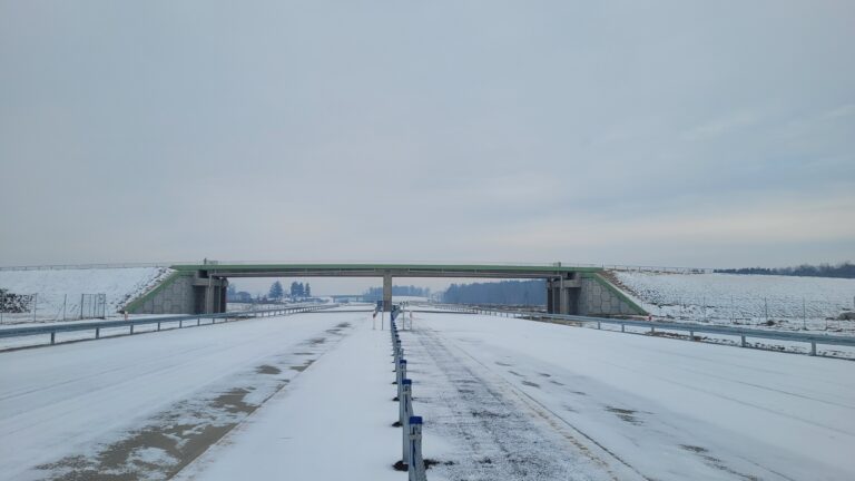 07 stycznia km 603+600 nawierzchnia C35_45 i WD_70 powierzchniowe utrwalenie pasa rozdziału montaż barier linowych