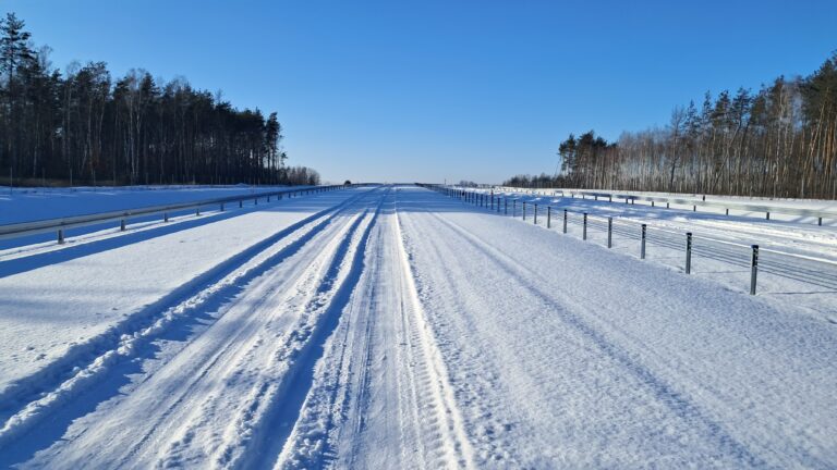 03 lutego km 606+150 nawierzchnia betonowa C35_45 powierzchniowe utrwalenie pasa rozdziału montaż barier linowych