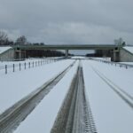 25 lutego km 600+600 WD_68 wykonano nawierzchnię C35_45 pas rozdziału pobocza i urządzenia BRD całość w śnieżnej szacie