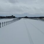 25 lutego km 610+050 WA_74 wykonano nawierzchnię C35_45 pas rozdziału pobocza i urządzenia BRD całość w śnieżnej szacie