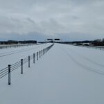 25 lutego km 610+700 wykonano nawierzchnię SMA11 pas rozdziału pobocza i urządzenia BRD całość w śnieżnej szacie