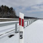 26.02.2026 Słupek kilometrażowy w ciągu trasy głównej km 572+500