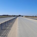 04 marca km 598+200 nawierzchnia C35_45 powierzchniowe utrwalenie pasa rozdziału i montaż barier linowych widok w kierunku odcinka