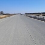 04 marca km 604+400’ nawierzchnia betonowa C35_45 powierzchniowe utrwalenie pasa rozdziału montaż barier linowych