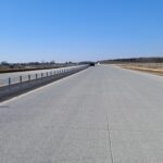 04 marca km 604+400 nawierzchnia betonowa C35_45 powierzchniowe utrwalenie pasa rozdziału montaż barier linowych