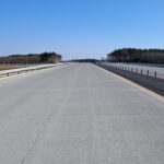 04 marca km 605+300’ nawierzchnia betonowa C35_45 powierzchniowe utrwalenie pasa rozdziału montaż barier linowych