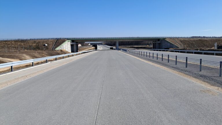 04 marca km 606+150’ nawierzchnia betonowa C35_45 i WD_72 powierzchniowe utrwalenie pasa rozdziału montaż barier linowych budowa o