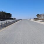 04 marca km 606+150 nawierzchnia betonowa C35_45 powierzchniowe utrwalenie pasa rozdziału montaż barier linowych