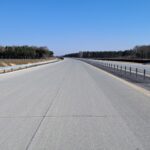04 marca km 606+900’ nawierzchnia betonowa C35_45 powierzchniowe utrwalenie pasa rozdziału montaż barier linowych i stalowych