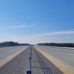 10 marca km 608+950 nawierzchnia betonowa C35_45 powierzchniowe utrwalenie pasa rozdziału montaż barier linowych i stalowych