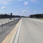 19 marca km 599+700 nawierzchnia betonowa C35_45 powierzchniowe utrwalenie pasa rozdziału bariery linowe i stalowe oznak