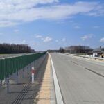 19 marca km 601+500 nawierzchnia betonowa C35_45 powierzchniowe utrwalenie pasa rozdziału bariery linowe i stalowe oznak